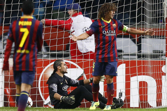 El arquero Pinto y el defensor Puyol se lamentan en el primer gol que sufri ayer el Barcelona, en Holanda.