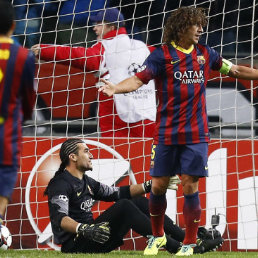 El arquero Pinto y el defensor Puyol se lamentan en el primer gol que sufri ayer el Barcelona, en Holanda.