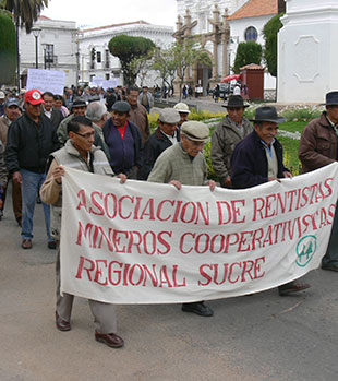 EN SUCRE. Como en el resto del pas, jubilados de distintos sectores protestaron ayer, con marchas y bloqueos, por su exclusin del decreto del doble aguinaldo.