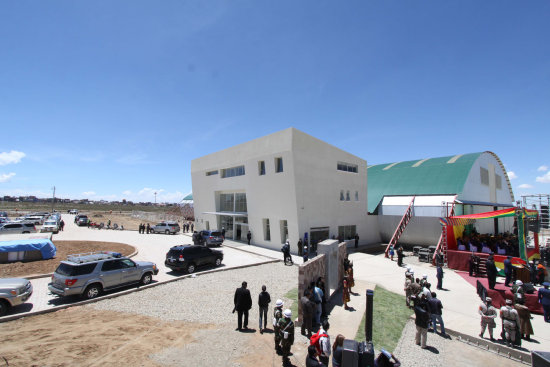 ACTO. Autoridades de Gobierno durante la ceremonia en la ciudad de El Alto.