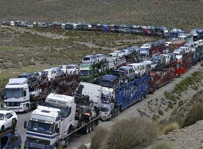 PERJUICIO. Camiones bolivianos cargados con mercadera en Tambo Quemado.