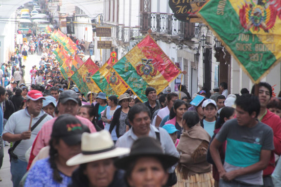 MOVILIZACIN. Los comerciantes marcharon hasta la puerta de la Alcalda para exigir a las autoridades que la feria no se traslade a otro sector.