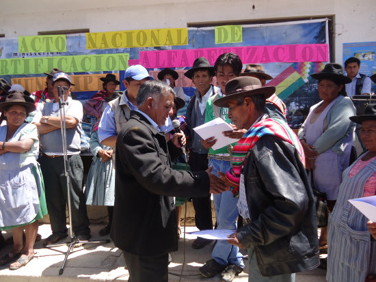 LOGRO. El reconocimiento a los participantes del programa de postalfabetizacin ayer.