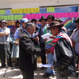 LOGRO. El reconocimiento a los participantes del programa de postalfabetizacin ayer.