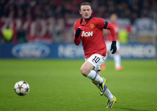 El jugador del Manchester United, Wayne Rooney, maneja el baln.