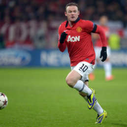 El jugador del Manchester United, Wayne Rooney, maneja el baln.