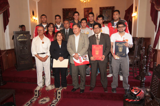 El Gobierno Municipal condecor a la seleccin campeona de bsquetbol.