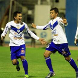 El brasileo Marcelo Gomes (d) festeja uno de sus goles.