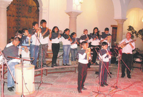 CONCIERTO. Gonzalo Negrn (der.) dirige a nios de la escuela Miguel ngel Valda.