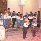 CONCIERTO. Gonzalo Negrn (der.) dirige a nios de la escuela Miguel ngel Valda.