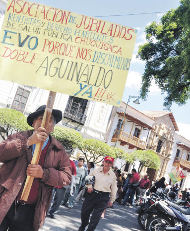 PROTESTA. Los jubilados marchan en Sucre en demanda del doble aguinaldo.