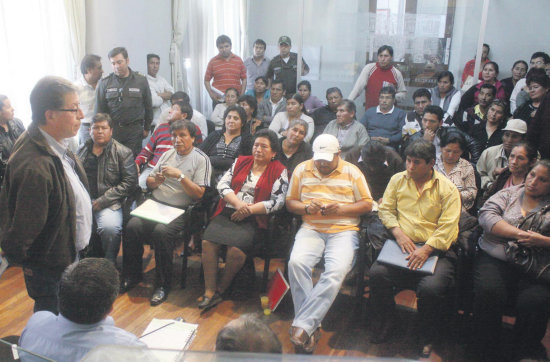 REUNIN. Autoridades municipales y federaciones de comerciantes debatieron infructuosamente durante cuatro horas y media.