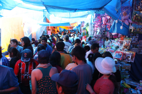 CONGESTIÓN. Hay momentos en que la feria de la Navidad y Año Nuevo es intransitable.