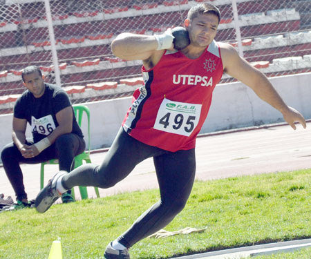 Una escena en la que el atleta boliviano Aldo Gonzalez impulsa la bala.