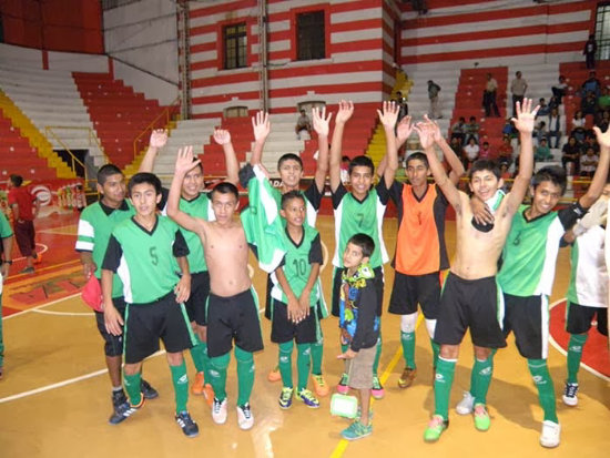 Los campeones festejan luego de culiminar el torneo.