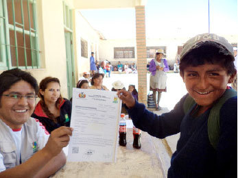 ENTREGA. El menor Alfredo Heredia recibi su ttulo ejecutorial, el viernes.