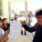 ENTREGA. El menor Alfredo Heredia recibi su ttulo ejecutorial, el viernes.