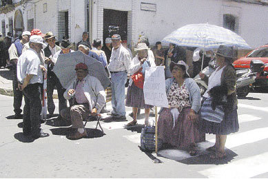 BLOQUEOS. El sector de los jubilados en Sucre sali a protestar el jueves y viernes.