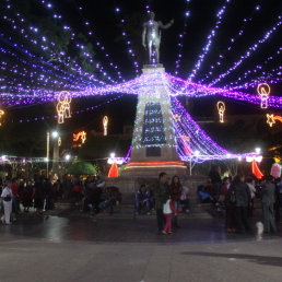 ATRACTIVO. La plaza 25 de Mayo est adornada con diferentes motivos navideos.