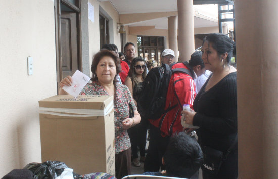 PARTICIPACIN. Ms de 1.100 residentes potosinos en Sucre emitieron su voto ayer.