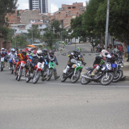 Algunos de los corredores durante la sexta prueba de ayer.