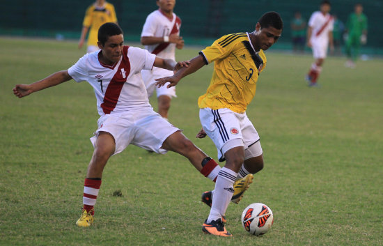 Una jugada del partido final jugado anoche en Santa Cruz; abajo, la celebracin de los peruanos luego de vencer a Colombia.