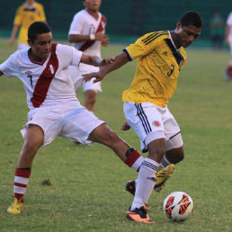 Una jugada del partido final jugado anoche en Santa Cruz; abajo, la celebracin de los peruanos luego de vencer a Colombia.