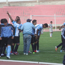 El festejo de los jugadores de Cicln tras el gol del desnivel ayer, en el estadio Patria; abajo, el lamento de los jugadores de Fancesa, al final del partido.