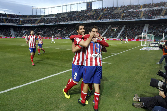 El festejo de los jugadores del Atltico de Madrid; abajo, Gareth Bale anot un triplete para el triunfo del Real.