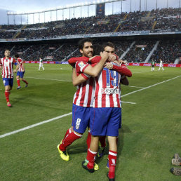 El festejo de los jugadores del Atltico de Madrid; abajo, Gareth Bale anot un triplete para el triunfo del Real.