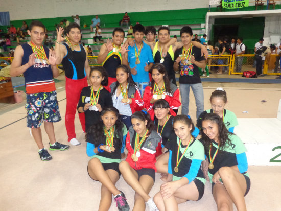 Los integrantes de la seleccin chuquisaquea que compitieron en el Campeonato Nacional de Gimnasia, categora Mayor y Usag (Niveles), realizado en Santa Cruz.