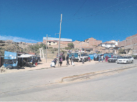 PARADA. De este sector todos los das salen decenas de vehculos hacia el norte de Potos; desde hace un mes no hay la presencia de solo polica.