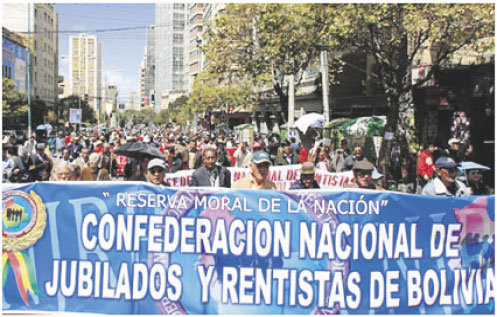 MEDIDAS. La Confederacin de Jubilados encabeza las movilizaciones de protesta en demanda deldoble aguinaldo.