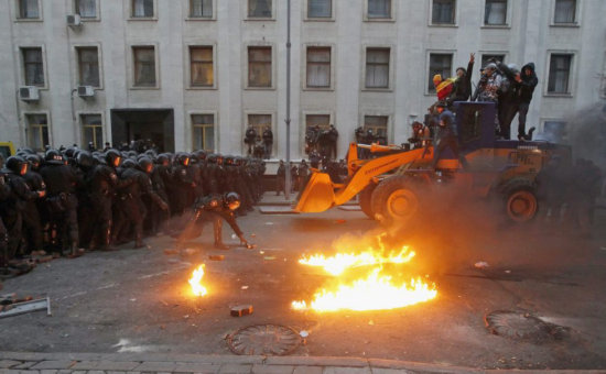 DISTURBIOS. Manifestantes asaltan el Ayuntamiento de la capital ucrania.