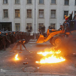 DISTURBIOS. Manifestantes asaltan el Ayuntamiento de la capital ucrania.