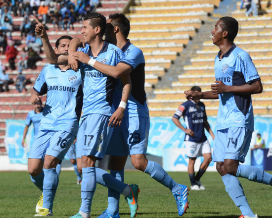 Los jugadores de Bolvar celebran el gol de Juan Carlos Arce, el primero de la academia pacea en la goleada sobre Aurora.