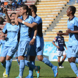 Los jugadores de Bolvar celebran el gol de Juan Carlos Arce, el primero de la academia pacea en la goleada sobre Aurora.