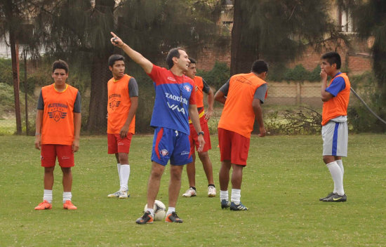 El cochabambino Marcelo Carballo (c) dirigir esta noche a Wilstermann desde la banca de suplentes.