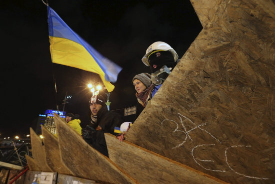 DISTURBIOS. Decenas de personas se manifiestan en la plaza de la Independencia en Kiev, Ucrania.