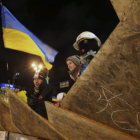 DISTURBIOS. Decenas de personas se manifiestan en la plaza de la Independencia en Kiev, Ucrania.