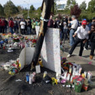 HOMENAJE. Aficionados se renen en el lugar donde falleci el actor estadounidense.