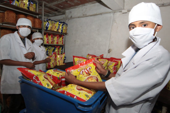 PROCESO. El envasado de panetones en la panadera P&P, una empresa chuquisaquea con casi 45 aos de experiencia en el rubro.