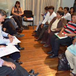 ACUERDO. Tras largas horas de debate, el Alcalde y los comerciantes firmaron un convenio.