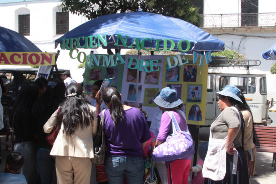 EXPOSIDA. Mucha gente asisti a la plaza 25 de Mayo para recibir orientacin.