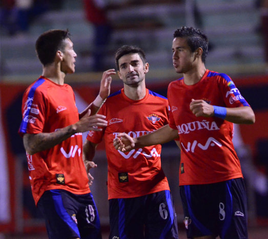 El primer gol de Wilstermann funde de jbilo a sus delanteros; el triunfo es ms que valioso.