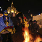 DESAFO. Manifestantes se agrupan en torno a un fuego durante una manifestacin en Kiev.