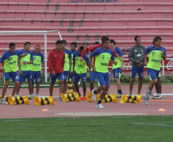 Los estudiantiles entrenaron ayer en el estadio Patria.