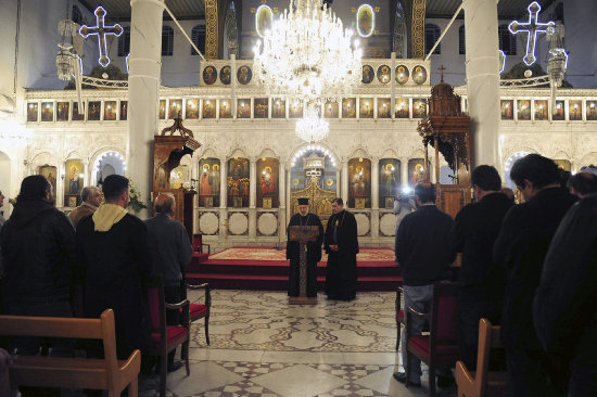 ORACIONES. El arzobispo Luka al Khoury (c-i), pronunciando una oracin por la paz y la liberacin de las monjas en la Catedral de Damasco.