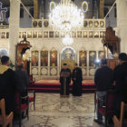 ORACIONES. El arzobispo Luka al Khoury (c-i), pronunciando una oracin por la paz y la liberacin de las monjas en la Catedral de Damasco.