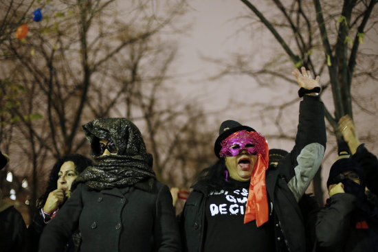 RECHAZO. Varias mujeres se manifiestan contra la aprobacin de la propuesta de ley.